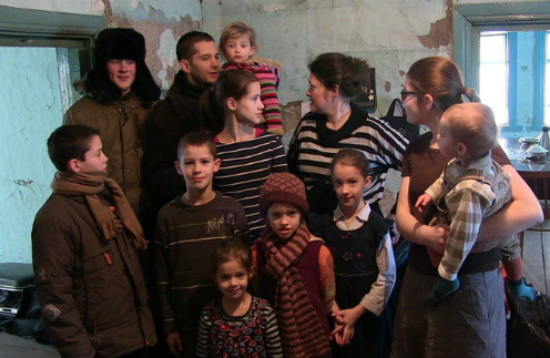 12747 Многодетная семья Мартенсов избегает людей после отъезда из России