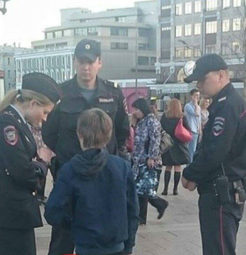14817 10-летний школьник был задержал полицией за чтение Гамлета в центре Москвы