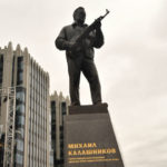 22557 Лазарев и Макаревич возмущены установкой памятника Калашникову в центре Москвы