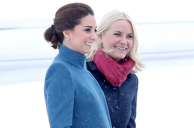 31324 Кейт Миддлтон и принц Уильям прилетели в Норвегию: в сети обсуждают "совсем не зимний" образ герцогини