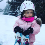 31449 Трехлетняя дочь княгини Шарлен и князя Альбера II впервые встала на лыжи: видео
