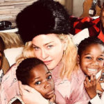 44281 "Веселого Рождества от Мамбо и четырех ее единорогов": Мадонна показала редкое фото с детьми