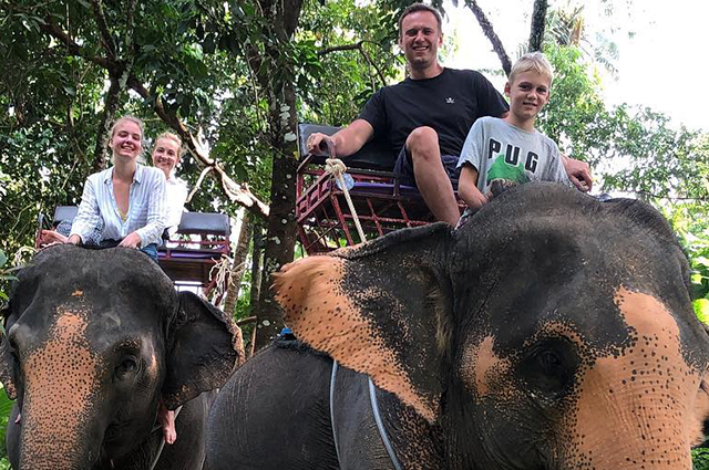 44445 Активные пробежки, прогулки на слонах и острые блюда: Алексей Навальный с семьей отдыхает в Таиланде