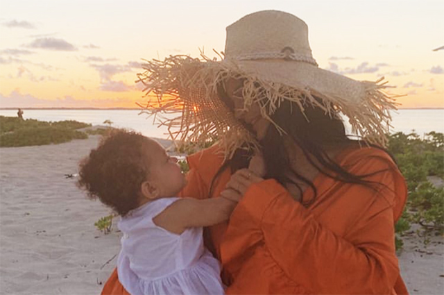 44545 Кайли Дженнер увезла дочь к океану накануне ее первого дня рождения