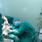 44507 Снимок хирурга, который уснул за операционным столом восхитило мир