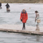 50214 Девушка бесстрашно бросилась в ледяную воду, что бы спасти тонущего мальчика