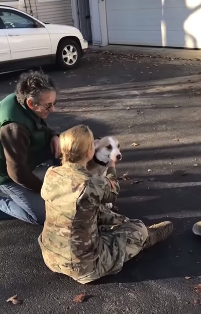 Трогательные кадры встречи хозяйки со своей собакой после 2-х лет разлуки