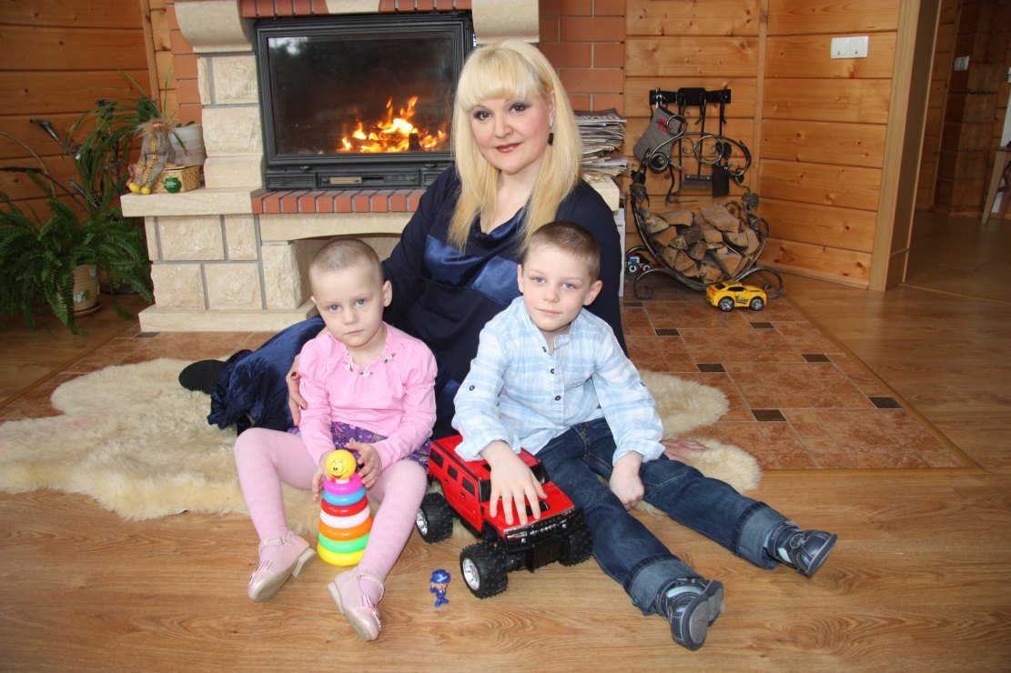 7 лет назад, Маргарита Суханкина, певица из группы «Мираж» усыновила 2-х деток из детдома