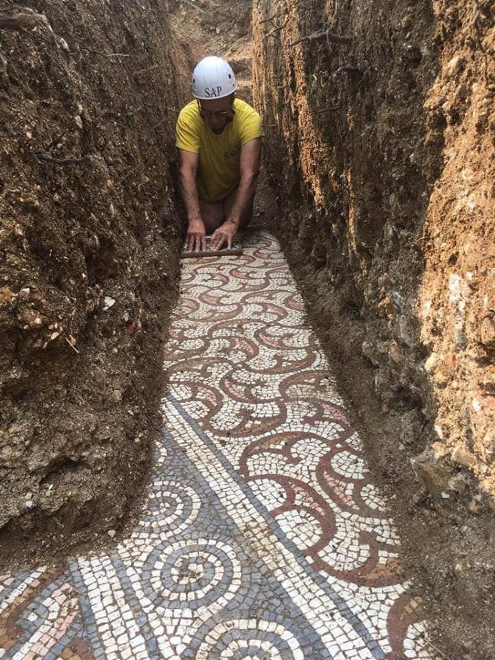 Удивительная находка: в Италии во время прокладки труб обнаружили древнеримскую мозаику