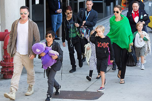 Брэд Питт и Анджелина Джоли с детьми
