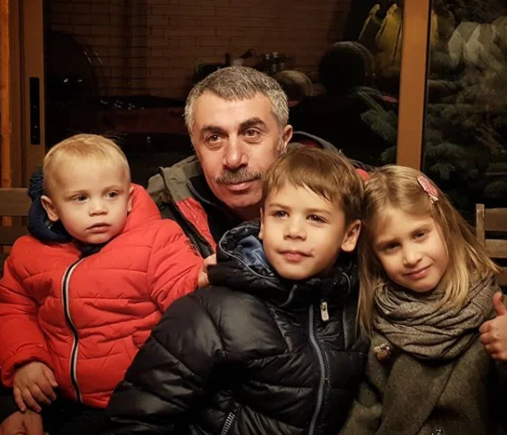 Счастлив в браке 40 лет: жена, сыновья и внуки доктора Комаровского