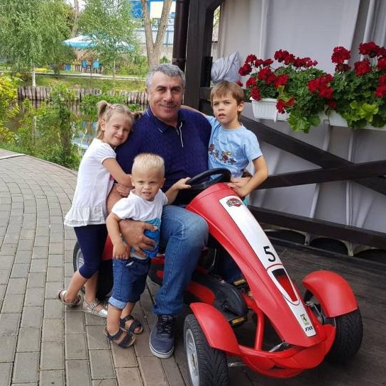 Счастлив в браке 40 лет: жена, сыновья и внуки доктора Комаровского