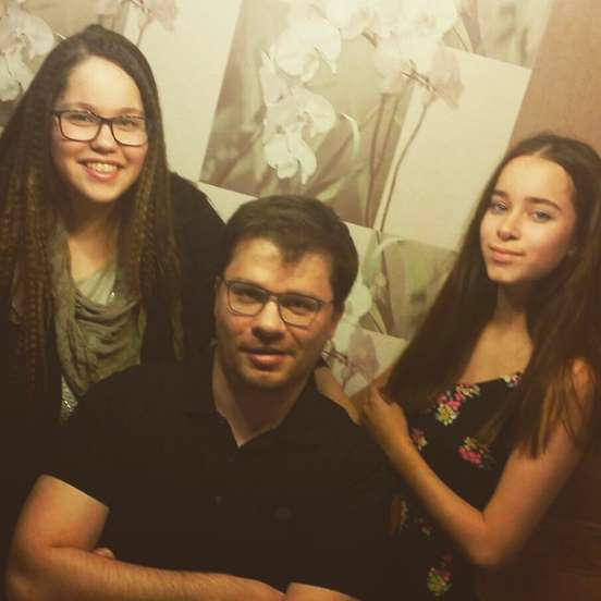 Гарик Харламов показал своих сестер-двойняшек. Подписчики восхищаются их красотой