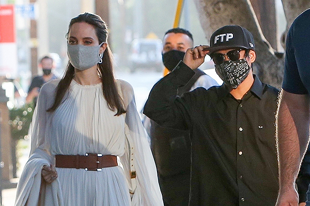 Анджелина Джоли в струящемся кремовом платье на прогулке с сыном Паксом в Лос-Анджелесе