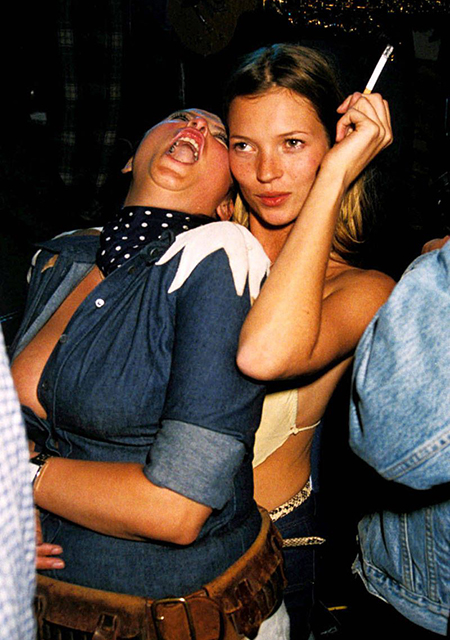 Кейт Мосс на вечеринке в честь 50-летия Ронни Вуда в Лондоне в 1997 году