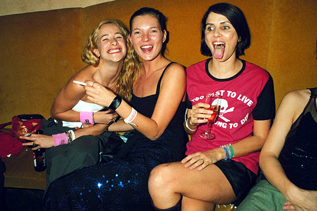Леа Вудс, Кейт Мосс и Сэди Фрост на вечеринке в Astral Club в Лондоне, 1999 год 