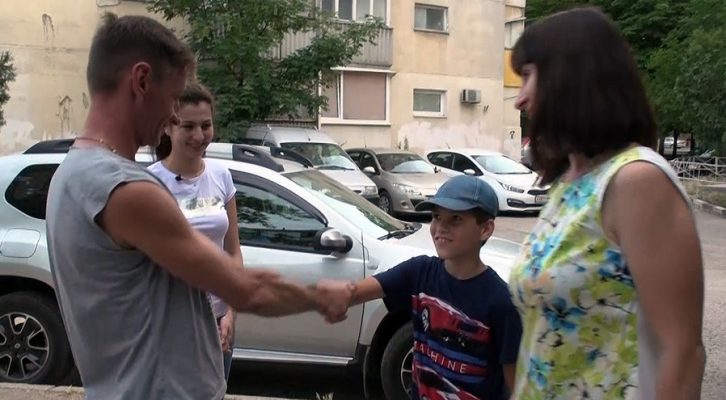В Севастополе пассажирка маршрутки с водителем троллейбуса спасли мальчика сбитого с ног дождевым потоком