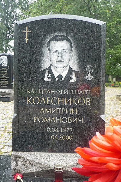Могила Дмитрия Колесникова на Серафимовском кладбище Северной столицы, где рядом с ним нашли покой еще 31 сослуживец