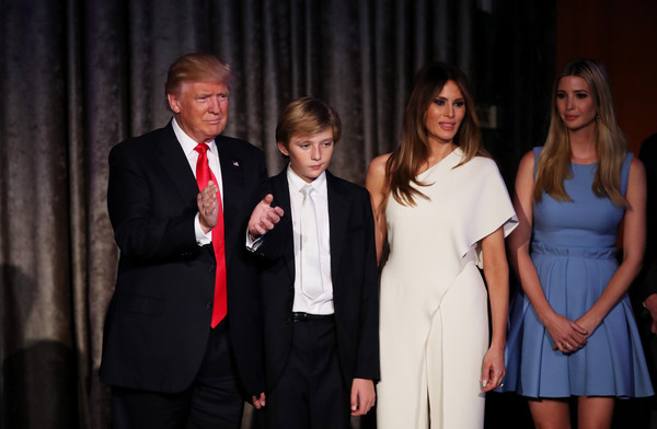 Дональд Трамп с младшим сыном, женой и старшей дочерью
