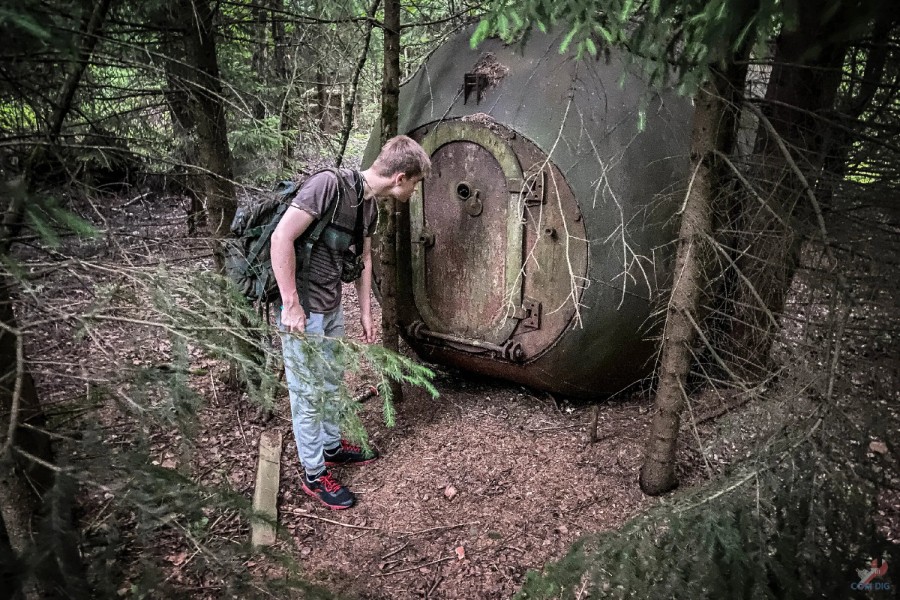 Парни нашли в лесу загадочный стальной цилиндр и показали что там внутри