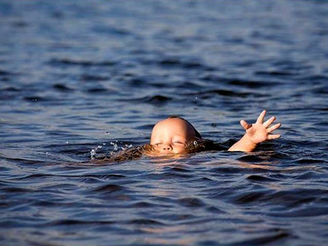 15-летний школьник спас девочку и ее отца, которые едва не утонули в речке!