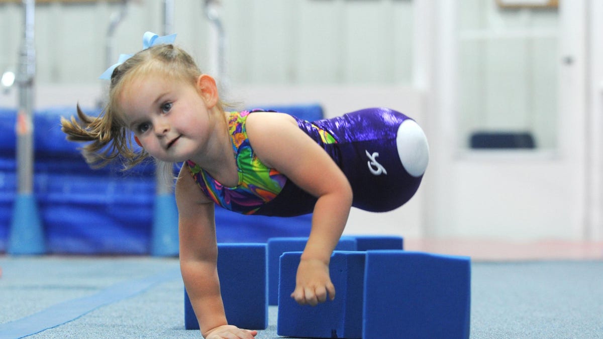 8-летняя девочка, которая родилась без ног стала профессиональной гимнасткой