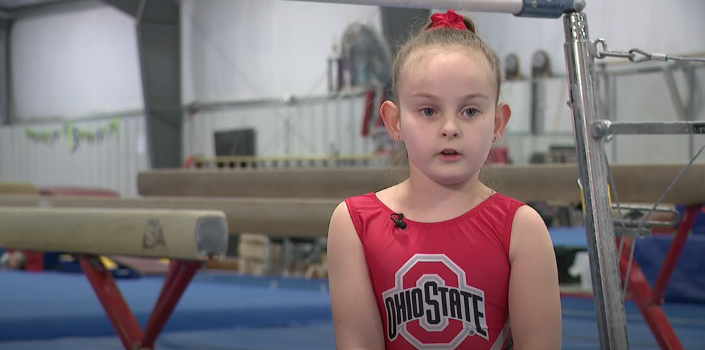 8-летняя девочка, которая родилась без ног стала профессиональной гимнасткой