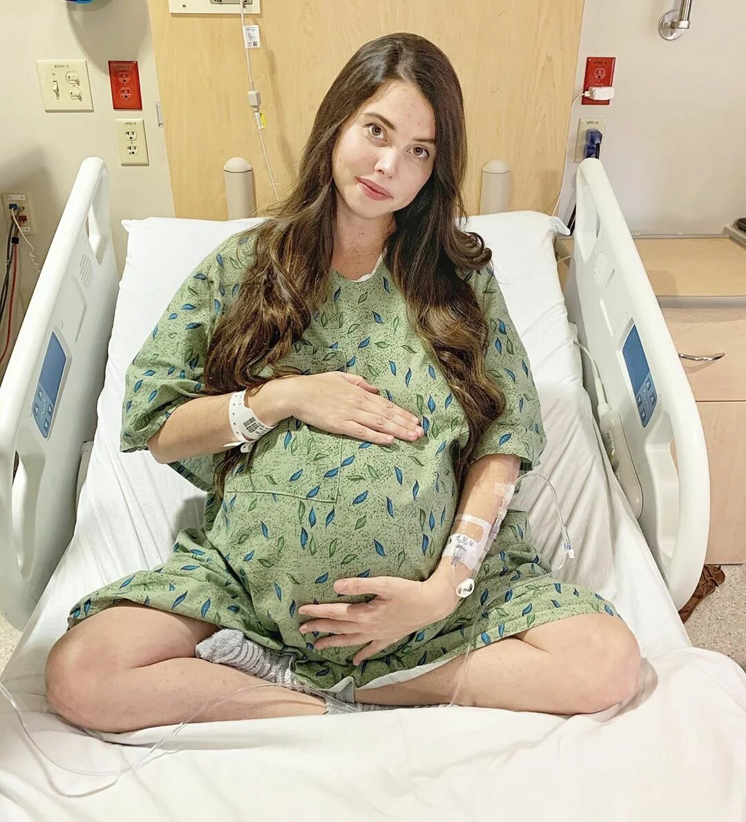 Девушка узнала, что беременна четверней, после того, как усыновила четверых детей