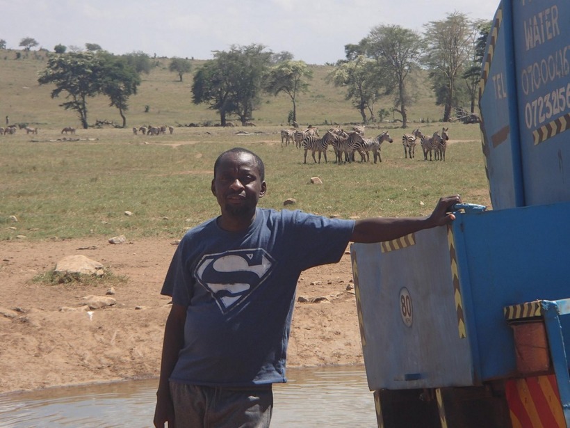 Без него они погибнут: мужчина каждый день возит воду изнывающим от жажды диким животным