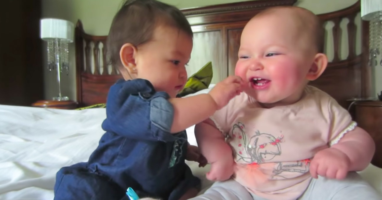 Самое умилительное видео с двойняшками, как же они забавно друг друга развлекают!