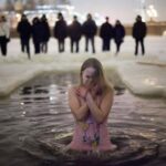 87398 Когда в проруби безопаснее, чем на воздухе: как прошли крещенские купания в России