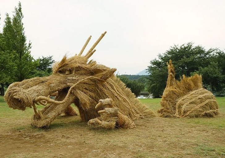 Гигантские скульптуры из соломы с ежегодного японского фестиваля, которые точно вызовут у вас море восторга!
