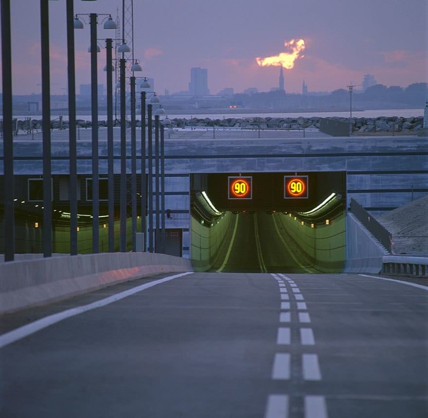 Уникальный мост, который превращается в подводный тоннель, соединяя Данию и Швецию
