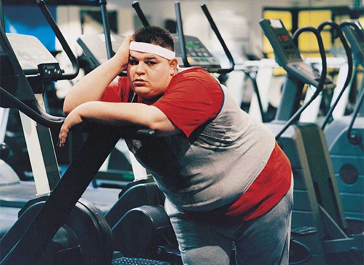 Чтобы понять тревоги и проблемы своих клиентов, тренер разжирел на 35 кг